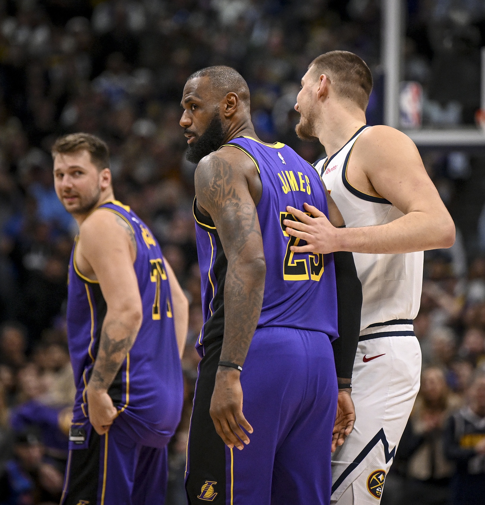 开云-NBA历史季后赛场均至少20+7+7球员：詹姆斯 东契奇 约基奇 巴恩斯